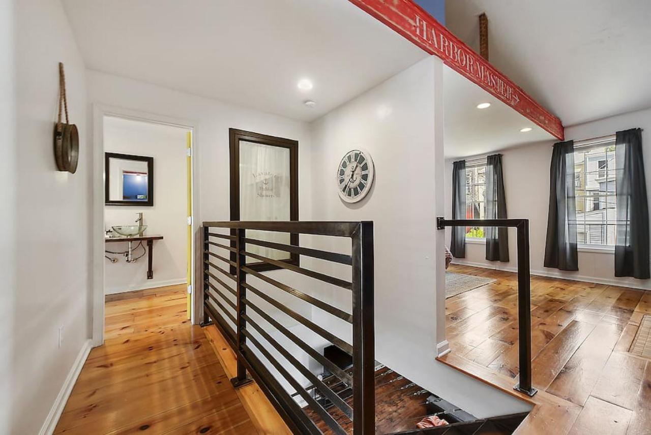 Boat House - Beautiful Custom Space, Two King Beds Casa de férias