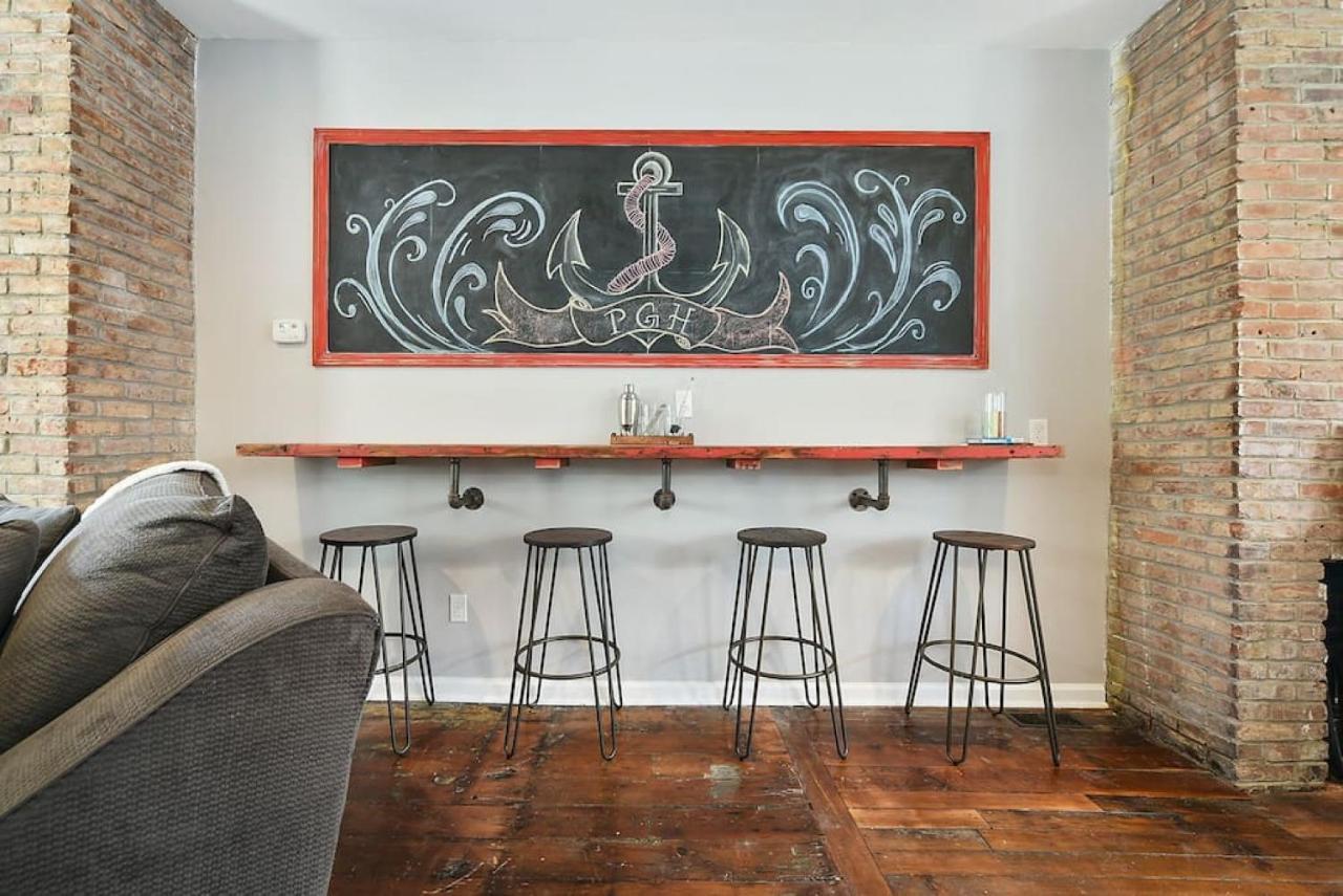 Boat House - Beautiful Custom Space, Two King Beds Casa de férias *